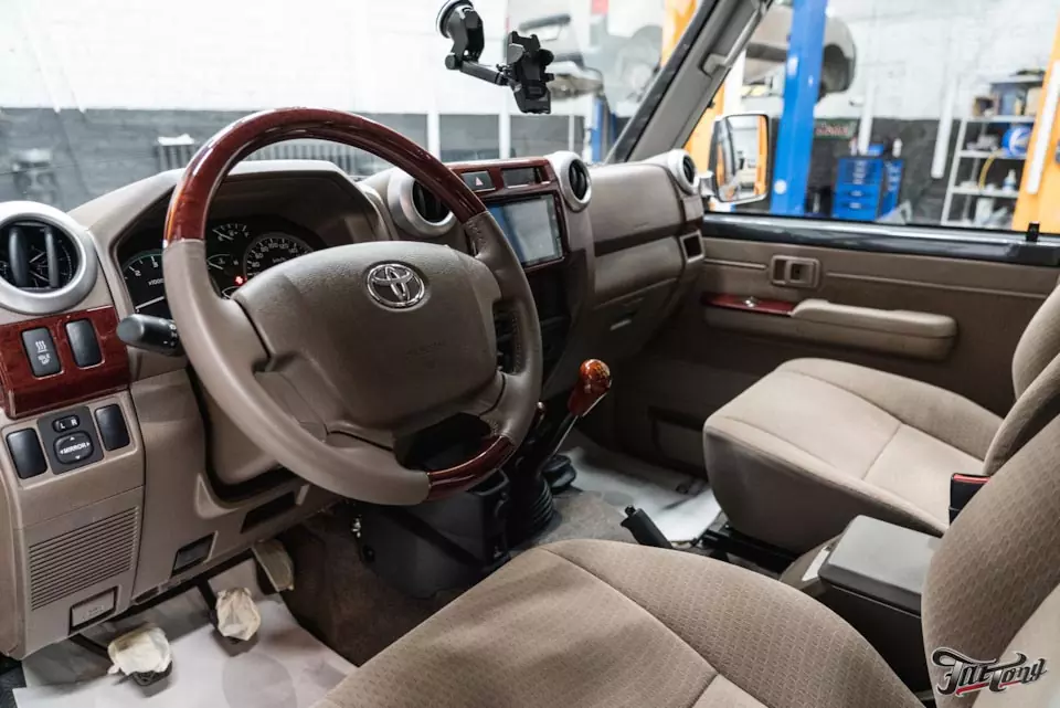 Toyota LandCruiser 70. 2019 года выпуска. Оклейка кузова в антигравийную плёнку